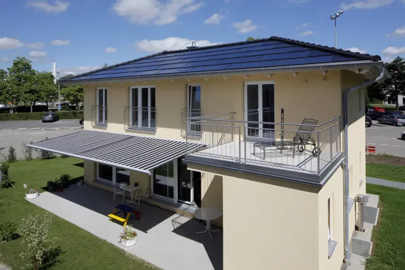Wohnhaus mit dachintegrierter Solrif-Indachanlage von SolarRoof