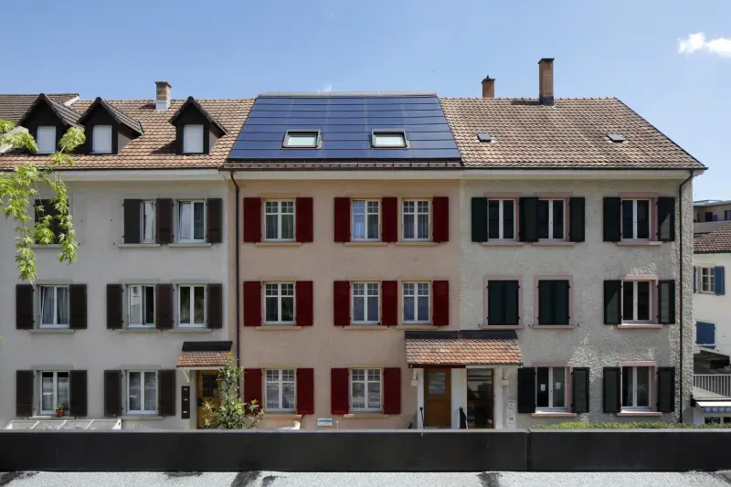Historisches Reihenhaus mit integrierter Solrif-Photovoltaik im Ziegeldach
