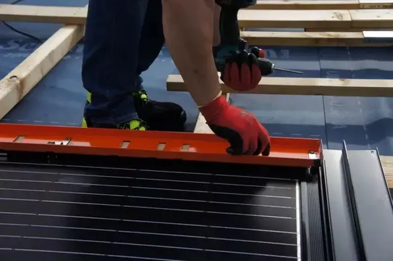 Montage eines Solrif-Indachmoduls mit passendem Systemzubehör