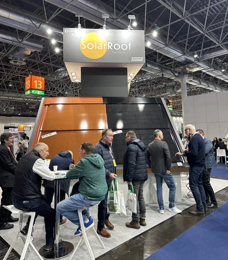 Persönliche Fachberatung am SolarRoof-Messestand